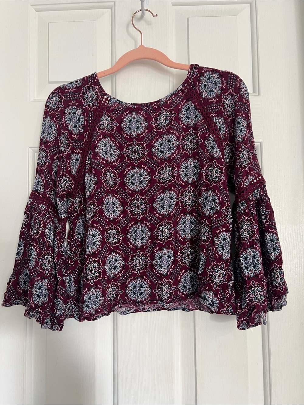 ✨2/$20 Forever 21 plum paisley print blouse with flared bell sleeves - Picture 3 of 6